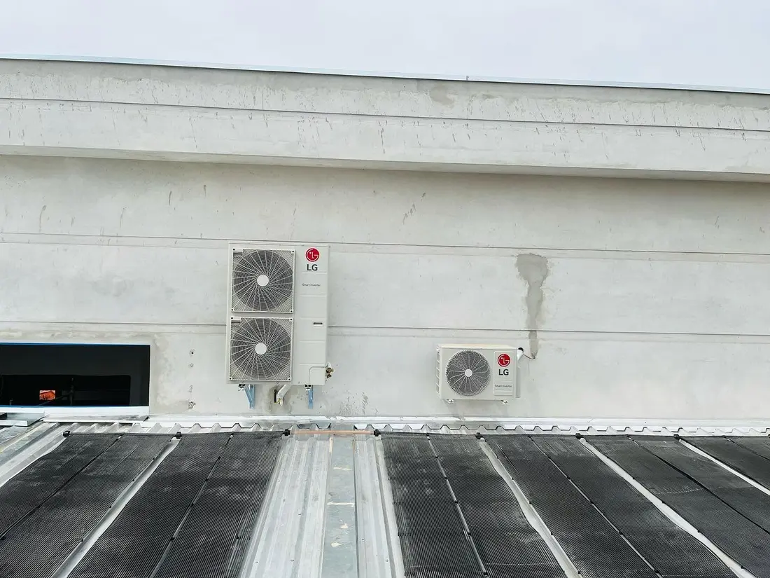 Conjunto de condensadoras externas instaladas em suportes na fachada de um edifício
